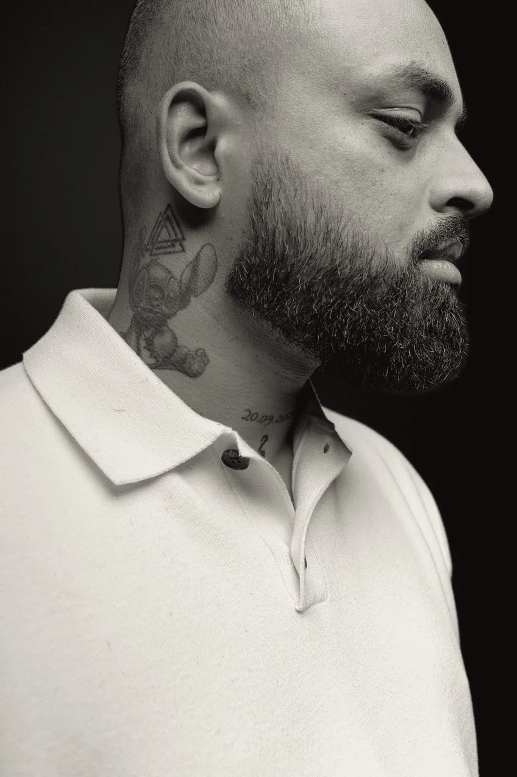 Tatoeage achter het oor, profiel